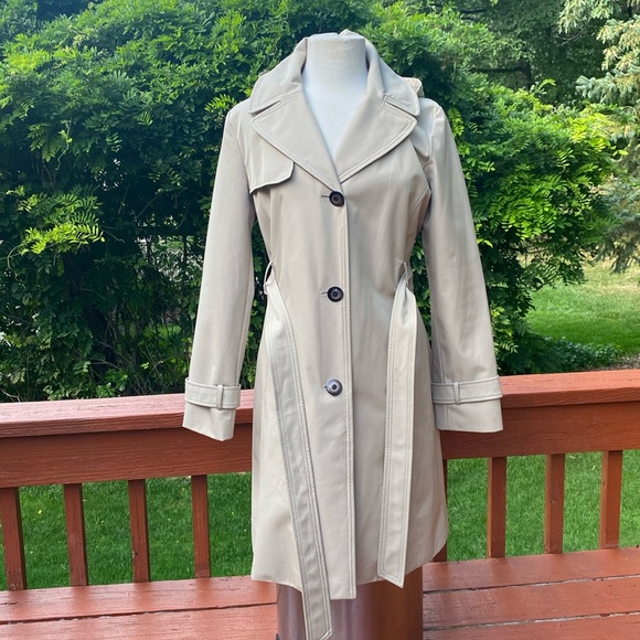 Ellen Tracy light trench coat w/ detachable hood, Excellent Condition, - Picture 5 of 16